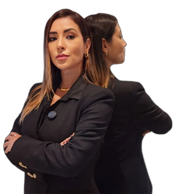 Nathalia Abnara de braços cruzados